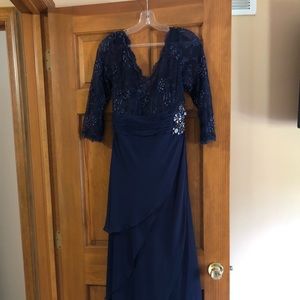 Beautiful cocktail gown - built in bra - worn once.
